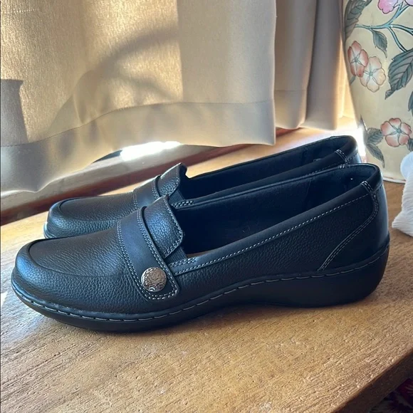 Clarks Black Leather Penny Loafers Flats - Picture 2 of 5